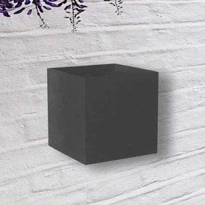 Cette petite applique de 10cm de côté de la gamme Arlux Spezia est de couleur gris anthracite. Elle dispose d'un circuit LED intégré de 10W