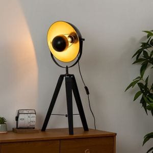 Lampe sur pied Lahti Atmosphera posé sur un meuble