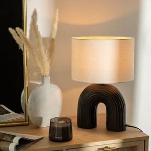 Lampe Eidel d'Atmosphera idéale posée sur une commode