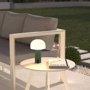 lampe extérieure Jany coloris olive d'Atmosphera posée sur une table