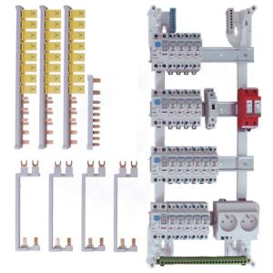 Plus d'une vingtaine d'accessoires, peignes et disjoncteurs sont contenus dans ce coffret de tableau électrique IKEPE 4 rangées
