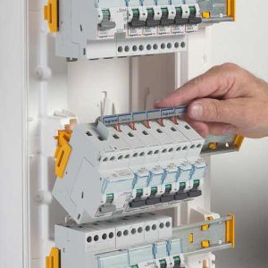 LEGRAND Drivia Tableau électrique 13 modules nu 4 rangées - zoom sur le clipsage