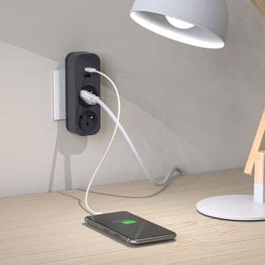 Smartphone branché sur multiprise murale Biplite 2 prises 2P+T 16A anthracite avec prise USB A et C