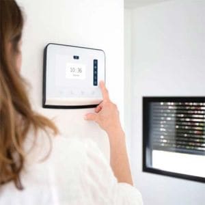 Installez le moniteur du visiophone V350 Somfy sur un mur facile d'accès, pour répondre à vos invités