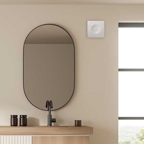 Extracteur d'air permanent blanc Aldes Inea H D100 - pose murale dans salle de bain