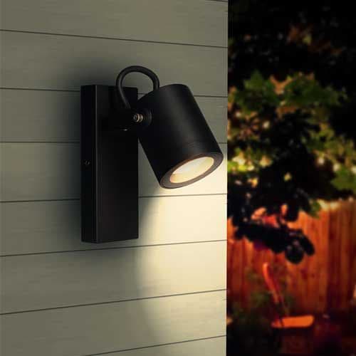 A la fois pratique et élégant, ce luminaire mural  Arlux Spoty se place à l'extérieur de votre maison pour illuminer votre terrasse, jardin, etc.