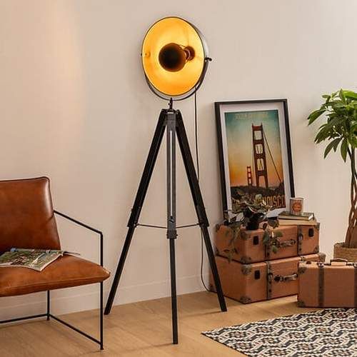 Lampe trépied Lahti Atmospehra idéale dans un salon