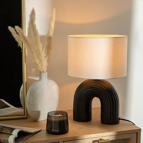 Lampe Eidel d'Atmosphera idéale posée sur une commode