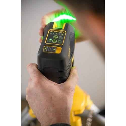 Image en action du niveau laser vert croix Stanley Fatmax