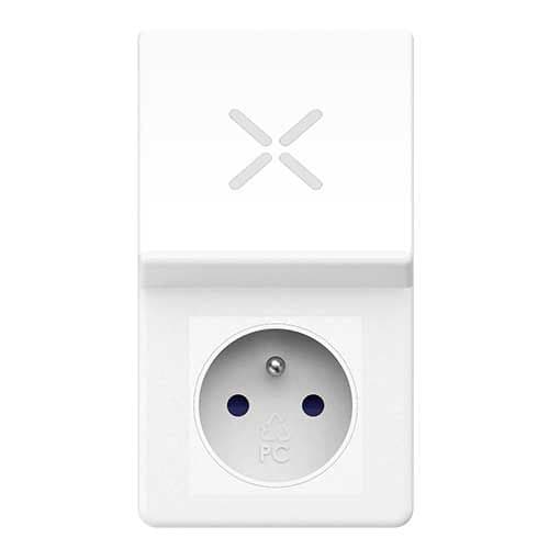 Cet adaptateur blanc avec prise permet de recharger jusqu'à deux appareils, en induction ou par USB.