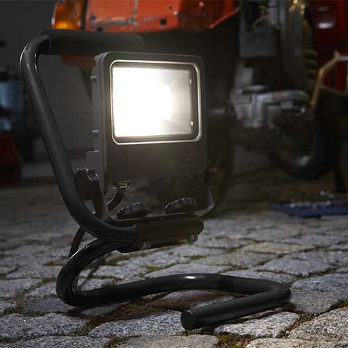 Projecteur de chantier LED Worklight LEDVANCE 30W 2700lm 4000K IP65 - photo d'ambiance avec projecteur allumé