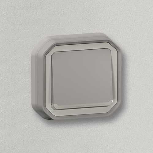 Bouton poussoir gris complet Legrand Plexo pose encastrée contre mur gris