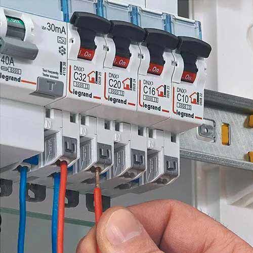 Legrand Tableau électrique pré-câblé auto 2 rangées 2ID 40A 6 disjoncteurs - zoom intérieur