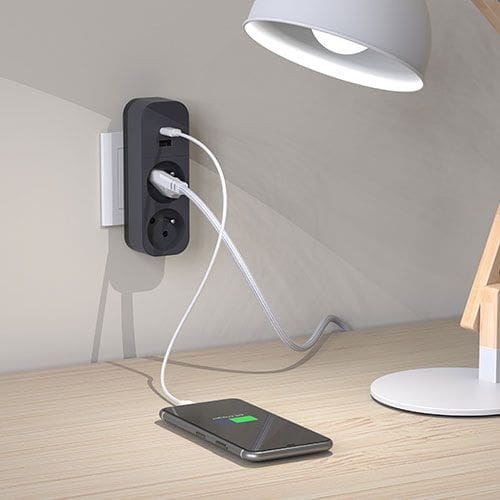 Smartphone branché sur multiprise murale Biplite 2 prises 2P+T 16A anthracite avec prise USB A et C