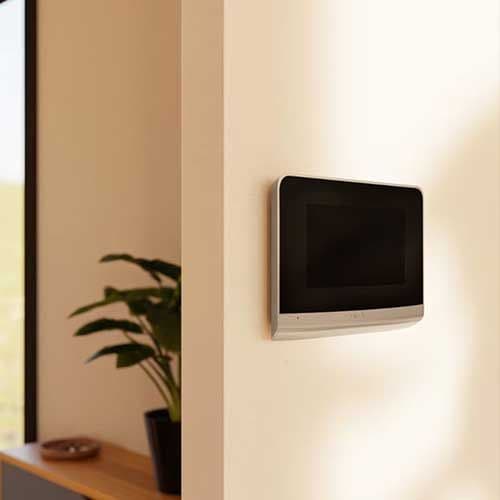 visiophone connecté Somfy installé au mur