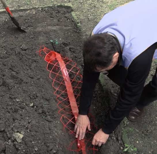 Pose d'un grillage avertisseur rouge pour enterrer une gaine électrique